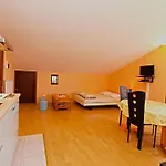 Denis 19 Apartamento *